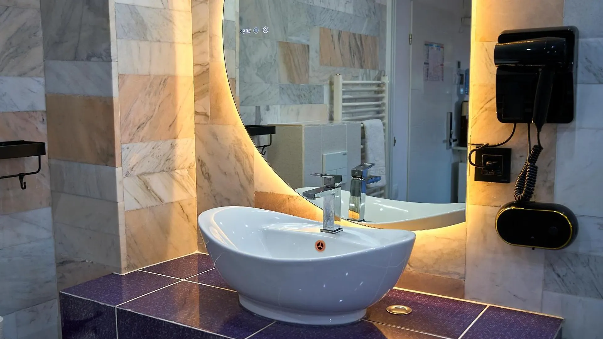 Amethyst House Therme & Bucharest Otopeni Airport Guest house